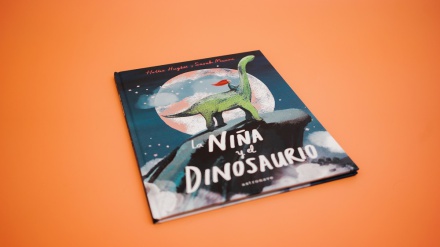 La niña y el dinosaurio